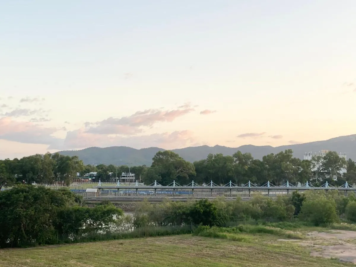 Cozy Cool Getaway Apartment Townsville